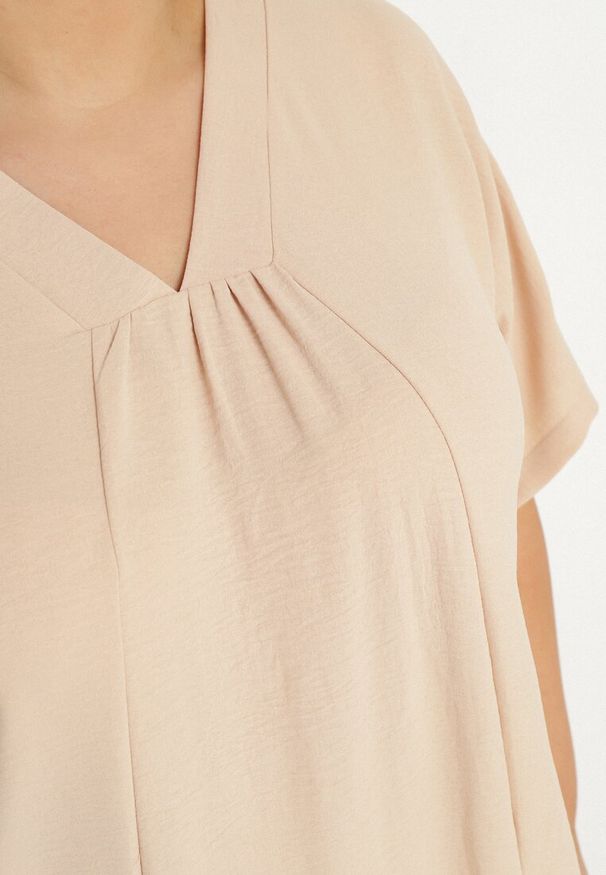 Born2be - Beżowa Sukienka z Bawełną o Pudełkowym Kroju z Ozdobnym Marszczeniem Telisea. Okazja: na co dzień. Kolor: beżowy. Materiał: bawełna. Sezon: lato. Typ sukienki: proste. Styl: klasyczny, casual