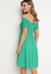 Born2be - Zielona Bawełniana Sukienka z Hiszpańskim Dekoltem z Szerokimi Falbanami na Dole Bliria. Okazja: na co dzień, na spacer. Typ kołnierza: dekolt hiszpanka. Kolor: zielony. Materiał: bawełna. Sezon: lato. Typ sukienki: rozkloszowane. Styl: casual, wakacyjny, elegancki #6