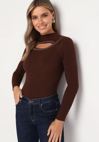 Born2be - Brązowy Prążkowany Golf z Wycięciem Przy Dekolcie z Cyrkoniami Wokół Merithias. Okazja: na co dzień. Typ kołnierza: golf. Kolor: brązowy. Materiał: prążkowany. Wzór: aplikacja. Sezon: zima, jesień. Styl: casual, elegancki #7