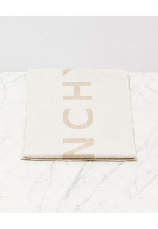 Givenchy - GIVENCHY - Wełniany beżowy szal z monogramem. Kolor: beżowy. Materiał: wełna. Wzór: aplikacja