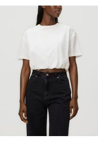 Reserved - Krótki t-shirt z marszczeniem - złamana biel. Materiał: dzianina, bawełna. Długość: krótkie