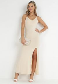 Born2be - Jasnobeżowa Sukienka Zaincoze. Typ kołnierza: dekolt w serek. Kolor: beżowy. Materiał: dzianina. Długość rękawa: na ramiączkach. Wzór: jednolity. Długość: maxi #1