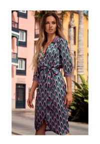 MOE - Satynowa sukienka kopertowa z dekoltem V i wiązaniem zielona. Okazja: na ślub cywilny, na wesele, na imprezę. Kolor: zielony. Materiał: satyna. Typ sukienki: kopertowe #5