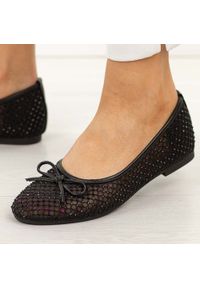 Czarne baleriny damskie Vinceza 62270. Nosek buta: okrągły. Kolor: czarny. Szerokość cholewki: normalna. Wzór: aplikacja. Sezon: wiosna, lato. Styl: wizytowy, klasyczny, elegancki #1