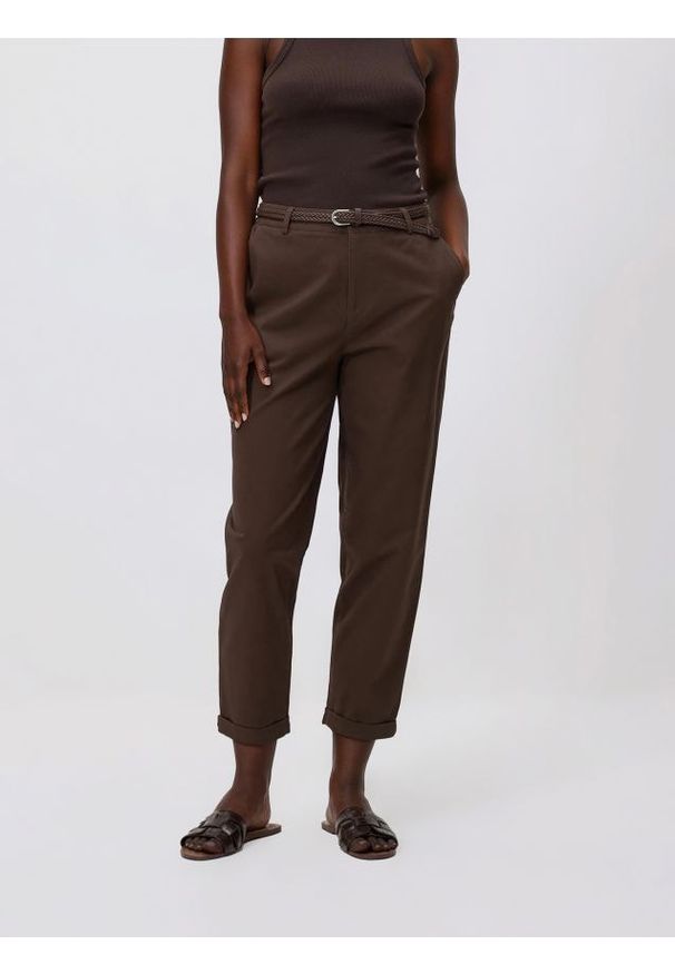 Reserved - Spodnie chino z paskiem - brązowy. Kolor: brązowy. Materiał: tkanina, bawełna