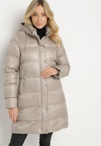 Born2be - Beżowa Pikowana Kurtka o Długim Kroju z Kapturem Kieszeniami i Dwustronnym Suwakiem Sanarose. Okazja: na spacer, na co dzień. Typ kołnierza: kaptur. Kolor: beżowy. Materiał: dzianina, polar, jeans. Długość: długie. Wzór: aplikacja. Styl: casual, elegancki #1