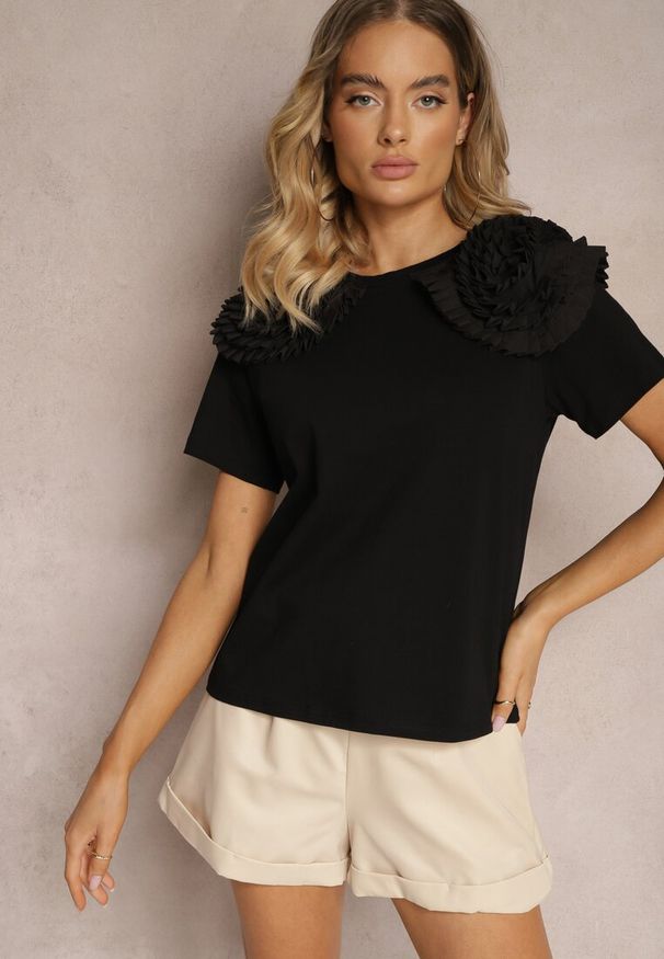 Renee - Czarny T-shirt z Bawełny Wykończony Ozdobnymi Elementami Kililena. Okazja: do pracy, na spotkanie biznesowe, na co dzień. Kolor: czarny. Materiał: bawełna. Wzór: aplikacja. Styl: klasyczny, casual, elegancki, biznesowy
