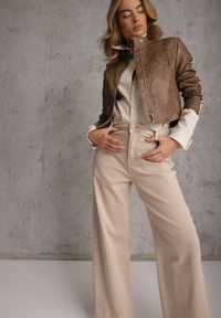 Renee - Beżowe Jeansy High Waist Wide Leg z Bawełny z Naszytymi Kieszonkami Yrelelin. Okazja: na co dzień. Stan: podwyższony. Kolor: beżowy. Długość: krótkie. Wzór: aplikacja. Styl: casual #1