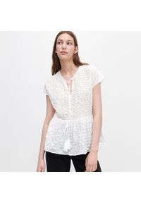 Reserved - Marszczona bluzka z baskinką - Biały. Kolor: biały #1
