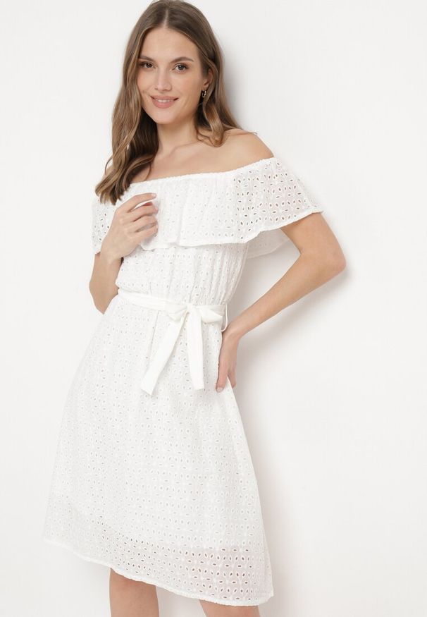 Born2be - Biała Sukienka Hiszpanka z Ozdobnym Haftem i Paskiem w Talii Perenna. Okazja: na co dzień. Typ kołnierza: dekolt hiszpanka. Kolor: biały. Wzór: haft. Styl: wizytowy, casual, elegancki