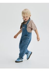 Reserved - Jeansowe ogrodniczki - niebieski. Kolor: niebieski. Materiał: jeans #1
