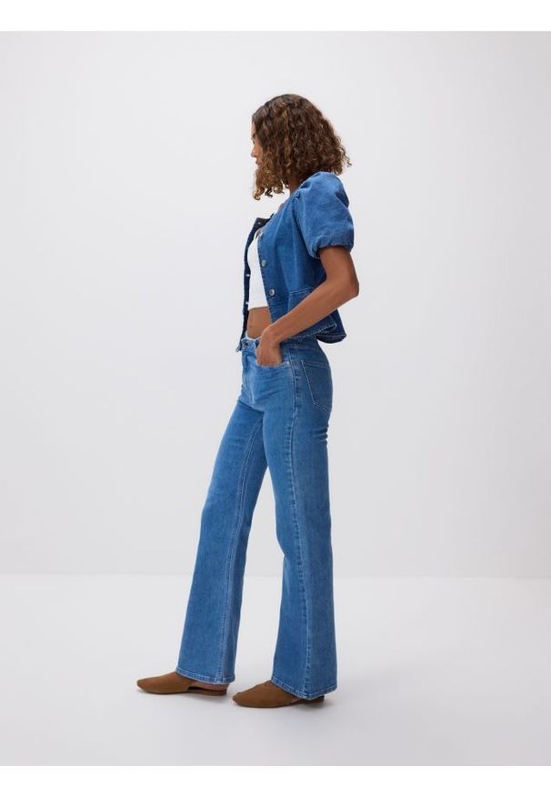 Reserved - Jeansy flare z wysokim stanem - niebieski. Stan: podwyższony. Kolor: niebieski
