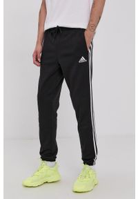 Adidas - adidas Spodnie męskie kolor czarny z aplikacją. Kolor: czarny. Materiał: materiał, bawełna, dzianina. Wzór: aplikacja