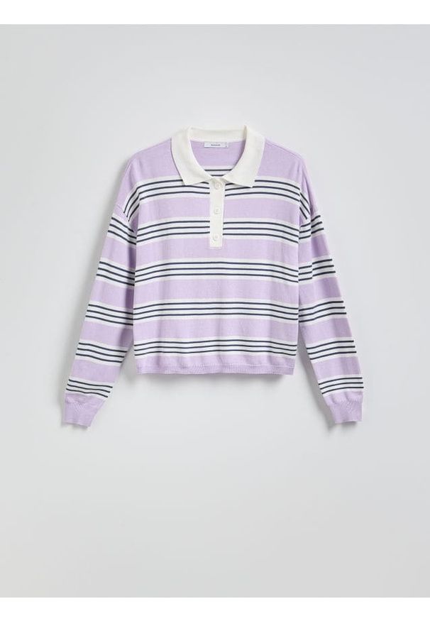 Reserved - Sweter polo w paski - lawendowy. Typ kołnierza: polo. Kolor: fioletowy. Materiał: dzianina, wiskoza. Wzór: paski