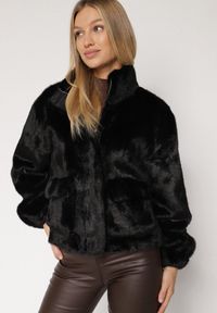 Born2be - Czarna Futrzana Kurtka Ozdobiona Kieszeniami Vetilina. Okazja: na co dzień. Kolor: czarny. Materiał: futro. Wzór: aplikacja. Styl: casual, elegancki #1