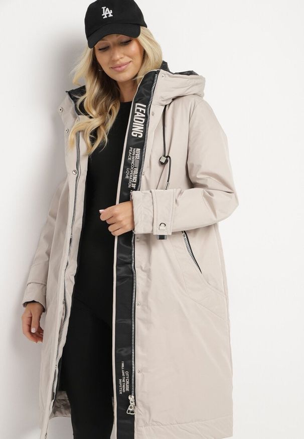 Born2be - Beżowa Pudełkowa Kurtka Typu Parka z Kapturem i Kieszeniami Kaithraea. Typ kołnierza: kaptur. Kolor: beżowy. Materiał: jeans. Sezon: zima. Styl: klasyczny, elegancki