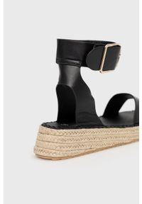 Truffle Collection sandały Lilo damskie kolor czarny na platformie. Zapięcie: klamry. Kolor: czarny. Materiał: materiał, guma. Wzór: gładki. Obcas: na platformie #2