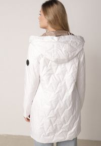 Born2be - Biała Pikowana Kurtka Przejściowa Parka z Kapturem o Długim Kroju z Ozdobą Isaline. Okazja: na co dzień. Typ kołnierza: kaptur. Kolor: biały. Materiał: poliester, dresówka. Długość: długie. Wzór: aplikacja. Styl: casual, klasyczny #5