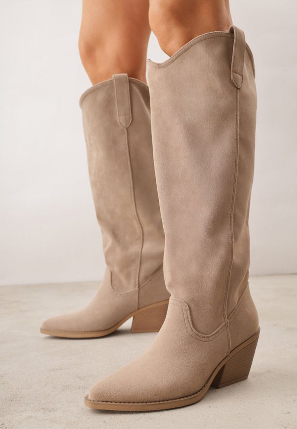 Born2be - Ciemnobeżowe Gładkie Kozaki Kowbojki z Imitacji Zamszu na Stożkowym Obcasie Karelia. Okazja: na co dzień. Kolor: beżowy. Materiał: zamsz. Wzór: gładki. Obcas: na obcasie. Styl: boho, elegancki, klasyczny, casual. Wysokość obcasa: średni