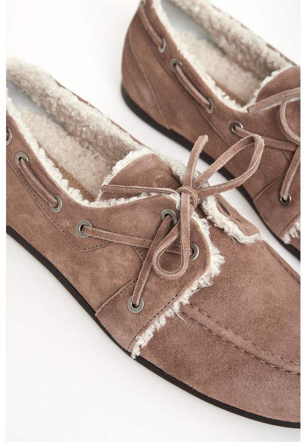 Loafersy damskie zamszowe z futerkiem PESERICO. Materiał: zamsz, futro