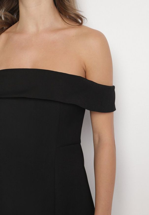 Born2be - Czarna Taliowana Sukienka z Dekoltem Bandeau z Zakładką Zelzemis. Kolor: czarny. Styl: klasyczny, elegancki