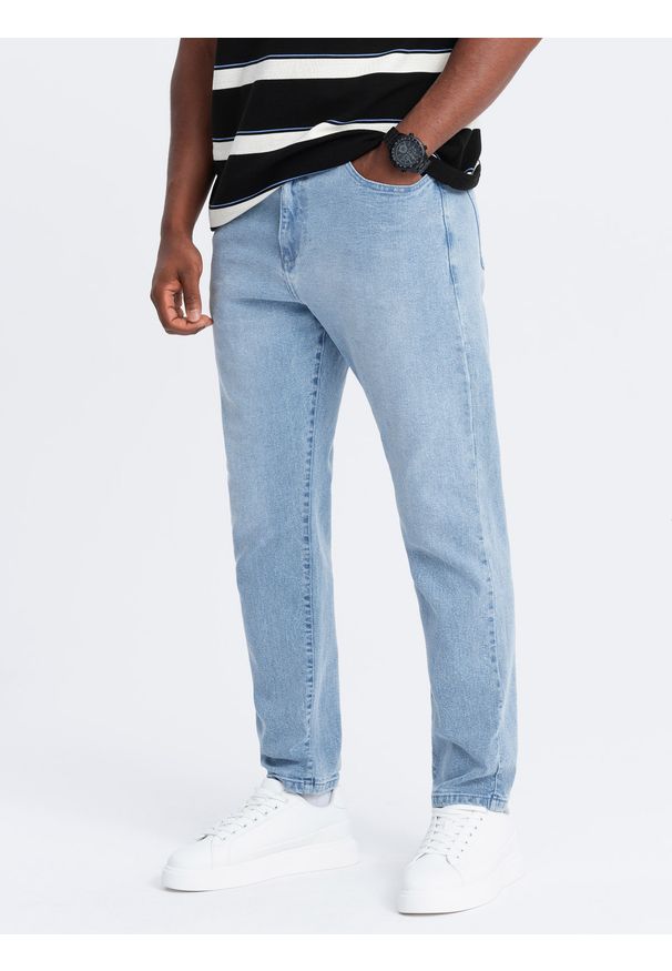 Ombre Clothing - Męskie spodnie jeansowe CARROT FIT z delikatnymi przetarciami – jasnoniebieskie V2. Okazja: na co dzień. Kolor: niebieski. Materiał: jeans. Wzór: aplikacja. Styl: casual