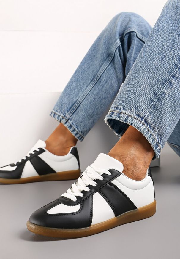 Renee - Czarno-Białe Sneakersy Tenisówki z Ozdobnymi Przeszyciami Sumina. Nosek buta: okrągły. Kolor: biały. Materiał: materiał. Obcas: na obcasie. Wysokość obcasa: niski
