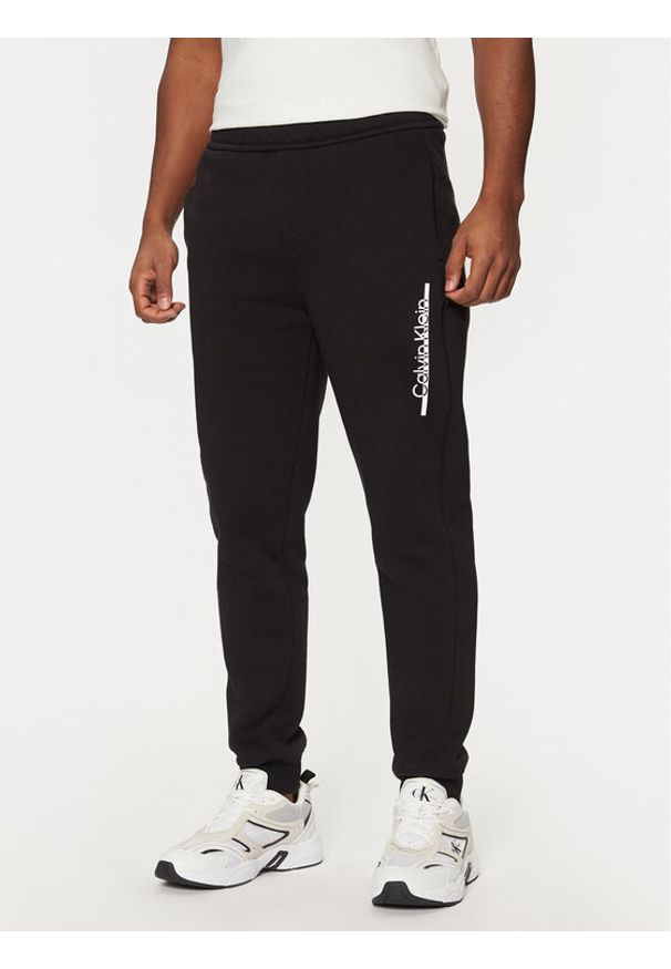 Calvin Klein Spodnie dresowe K10K114342 Czarny Regular Fit. Kolor: czarny. Materiał: syntetyk, bawełna