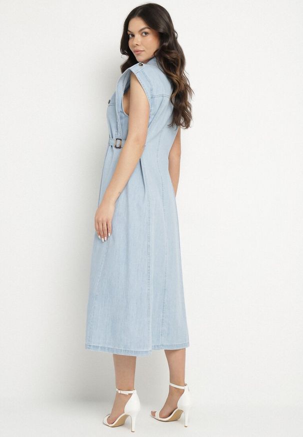 Born2be - Jasnoniebieska Jeansowa Sukienka z Bawełny o Koszulowym Kroju Bez Rękawów Sepilla. Okazja: na co dzień. Kolor: niebieski. Materiał: bawełna, jeans. Długość rękawa: bez rękawów. Wzór: aplikacja. Typ sukienki: koszulowe. Styl: elegancki, casual