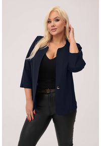 Moda Size Plus Iwanek - Granatowy żakiet Grace - klasyka z nutą nowoczesności PLUS SIZE XXL. Okazja: na spotkanie biznesowe, na co dzień. Kolekcja: plus size. Kolor: niebieski. Materiał: wiskoza, tkanina, nylon, materiał. Długość: krótkie. Styl: klasyczny, casual, elegancki, biznesowy