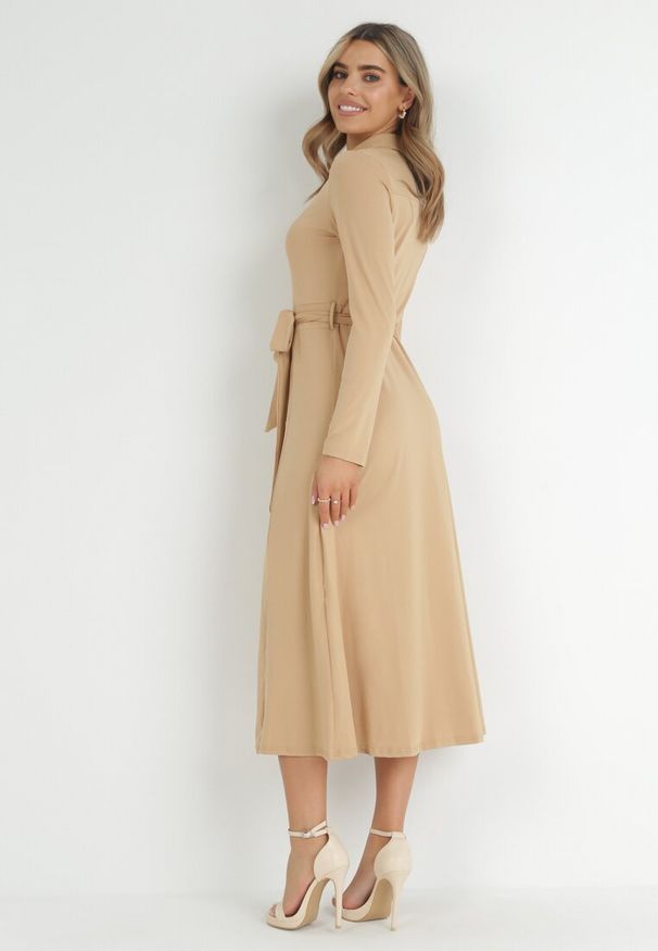 Born2be - Beżowa Sukienka Maxi o Koszulowym Fasonie z Wiązaniem mZynlee. Okazja: na co dzień. Kolor: beżowy. Materiał: wiskoza, dzianina. Typ sukienki: koszulowe. Styl: elegancki, klasyczny, casual. Długość: maxi