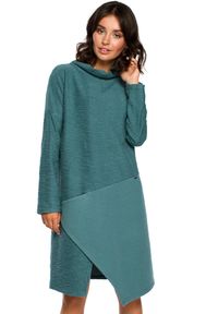 Be Active - Dzianinowa sukienka oversize trapezowa z asymetrycznym dołem zielona. Kolor: zielony. Materiał: dzianina. Typ sukienki: oversize, asymetryczne, trapezowe #1
