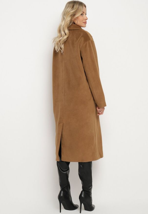 Born2be - Brązowy Dwurzędowy Płaszcz o Prostym Kroju z Kieszeniami Malwivra. Okazja: na co dzień. Kolor: brązowy. Długość rękawa: długi rękaw. Długość: długie. Styl: casual, elegancki, klasyczny