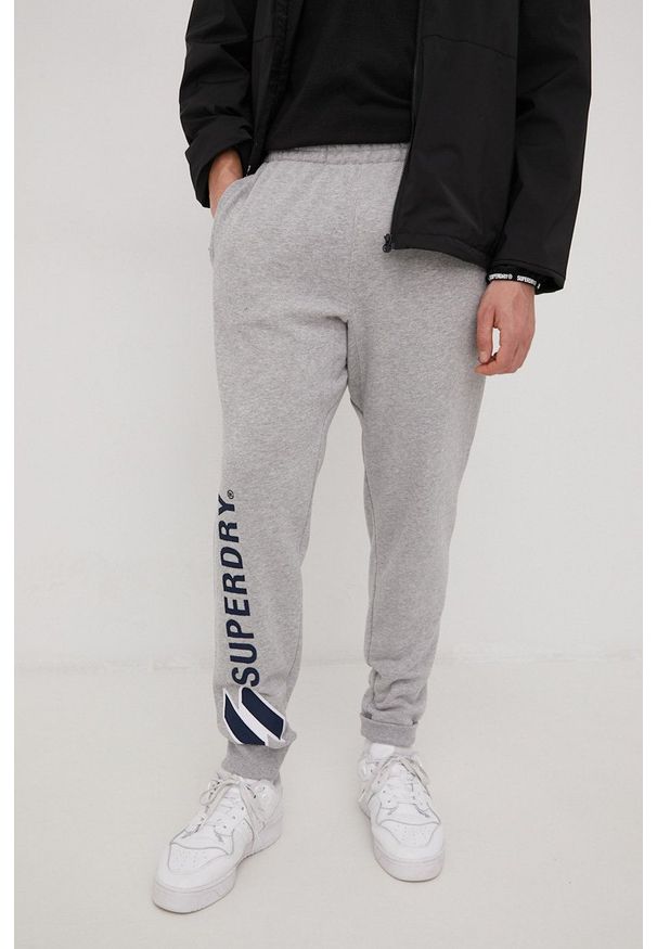 Superdry spodnie dresowe męskie kolor szary gładkie. Kolor: szary. Materiał: dresówka. Wzór: gładki