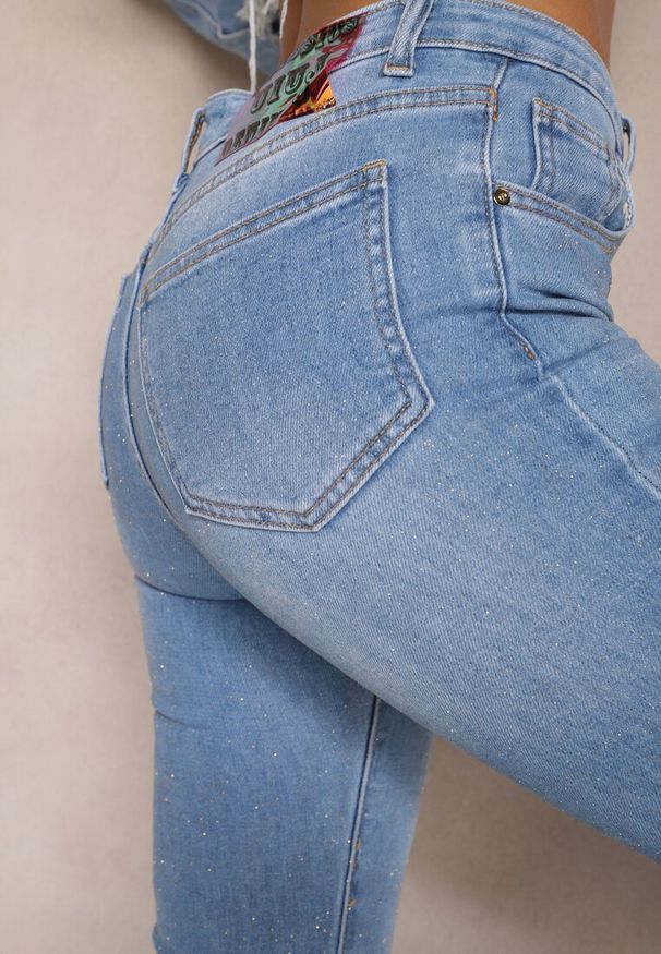 Renee - Jasnoniebieskie Jeansy o Fasonie Dzwonów z Postrzępioną Krawędzią Evetia. Okazja: na co dzień. Kolor: niebieski. Sezon: jesień, wiosna. Styl: elegancki, casual