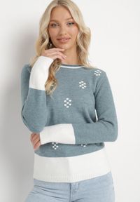 Born2be - Jasnoniebieski Sweter z Angorą Ozdobiony Kropeczkami i Szerokimi Wstawkami na Dole Chanci. Kolor: niebieski. Materiał: wełna, dzianina. Długość rękawa: długi rękaw. Długość: długie. Wzór: aplikacja. Sezon: jesień, zima. Styl: klasyczny