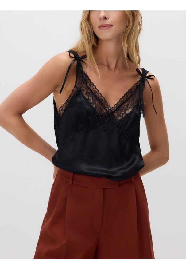 Reserved - Top z koronkowym zdobieniem - czarny. Kolor: czarny. Materiał: koronka. Wzór: aplikacja