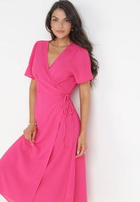 Born2be - Fuksjowa Kopertowa Sukienka Midi z Materiałowym Paskiem Rahellitte. Kolor: różowy. Materiał: materiał. Długość rękawa: krótki rękaw. Typ sukienki: kopertowe. Długość: midi #5