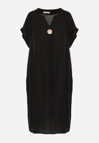 Born2be - Czarna Pudełkowa Sukienka z Lnem i Wiskozą Zdobiona Metalicznym Guzikiem Phisoth. Okazja: na co dzień, do pracy, na spotkanie biznesowe. Kolekcja: plus size. Kolor: czarny. Materiał: wiskoza, len. Wzór: aplikacja. Sezon: lato. Typ sukienki: dla puszystych, proste. Styl: casual, biznesowy, elegancki #4