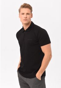 Volcano - Koszulka polo na zamek O-HEKTOR. Typ kołnierza: polo. Kolor: czarny. Materiał: bawełna, materiał, jeans. Długość rękawa: krótki rękaw. Długość: krótkie. Wzór: gładki. Styl: wizytowy, klasyczny, elegancki