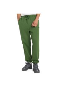 Spodnie męskie New Balance MP41508DAE - zielone. Kolor: zielony. Materiał: tkanina, bawełna, dresówka #1