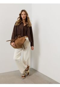 Sinsay - Jeansy wide leg mid waist z paskiem - kremowy. Kolor: kremowy #1
