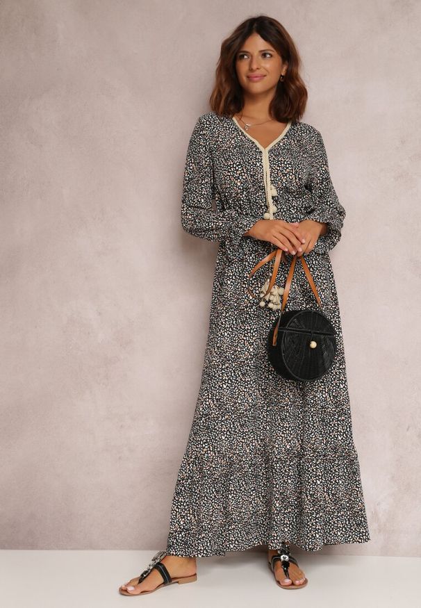 Renee - Czarna Sukienka Endomela. Typ kołnierza: dekolt w serek. Kolor: czarny. Długość rękawa: długi rękaw. Wzór: aplikacja. Styl: boho. Długość: maxi