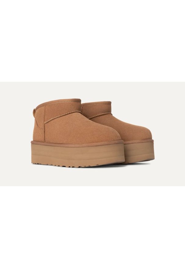 Ugg - Buty zimowe damskie brązowe UGG W CLASSIC ULTRA MINI PLATFORM. Okazja: na co dzień. Kolor: brązowy. Materiał: skóra, wełna, zamsz, materiał, lyocell, poliester. Szerokość cholewki: normalna. Wzór: aplikacja. Sezon: zima. Obcas: na platformie. Styl: klasyczny, casual