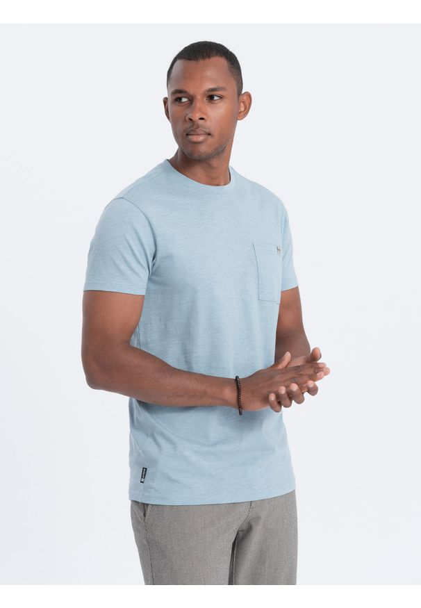 Ombre Clothing - Dzianinowy T-shirt męski z naszytą kieszonką - błękitny V4 S1621 - XXL. Kolor: niebieski. Materiał: dzianina. Długość rękawa: krótki rękaw. Długość: krótkie. Wzór: aplikacja. Styl: klasyczny