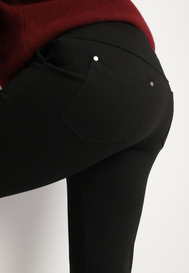Born2be - Czarne Dopasowane Spodnie Skinny z Gumką w Talii i Kieszeniami Avenelle. Okazja: na co dzień. Kolekcja: plus size. Kolor: czarny. Styl: casual, klasyczny