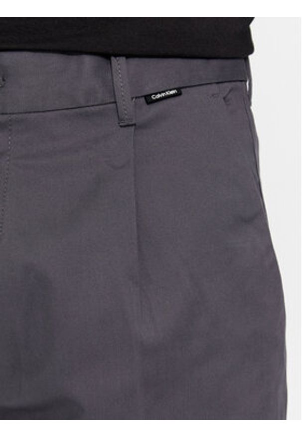 Calvin Klein Spodnie garniturowe Modern Twill Tapered Pleat K10K111490 Szary Slim Fit. Kolor: szary. Materiał: bawełna