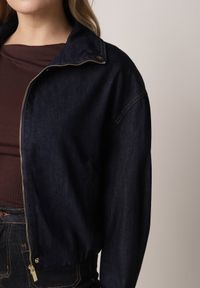 Born2be - Granatowa Jeansowa Kurtka Przejściowa z Bawełny o Kroju Bombki z Kołnierzykiem Jotima. Okazja: na co dzień, na randkę. Kolor: niebieski. Materiał: bawełna, jeans. Styl: casual, elegancki #6