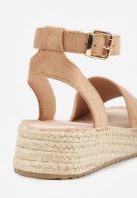 Born2be - Ciemnobeżowe Sandały VICES z Imitacji Zamszu na Niskim Koturnie z Plecionki Miralyn. Okazja: na co dzień, na imprezę. Zapięcie: pasek. Kolor: beżowy. Materiał: zamsz. Sezon: lato. Obcas: na koturnie. Styl: casual, elegancki #6