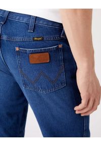 Wrangler - WRANGLER GREENSBORO MĘSKIE SPODNIE JEANSOWE BRUSHED MID BLUE W15QAL15O